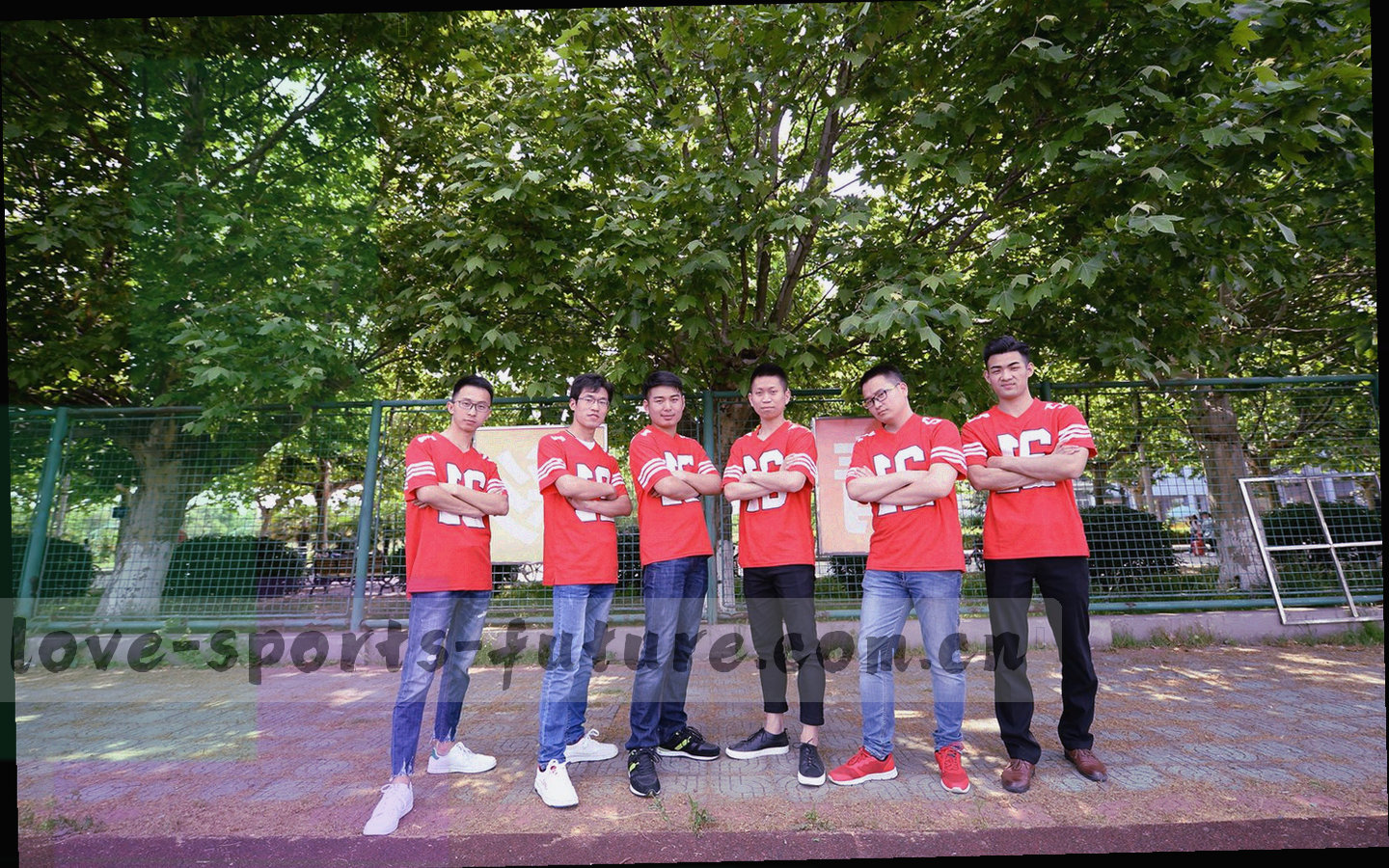 深色界面中竖向排列的日期刻度与横向轮次条，其中一组轮次被暖橙高亮