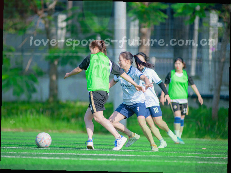 不同运动项目以抽象轨迹线区分，跑道弧线、球场网格与计时刻度在深色底上并置